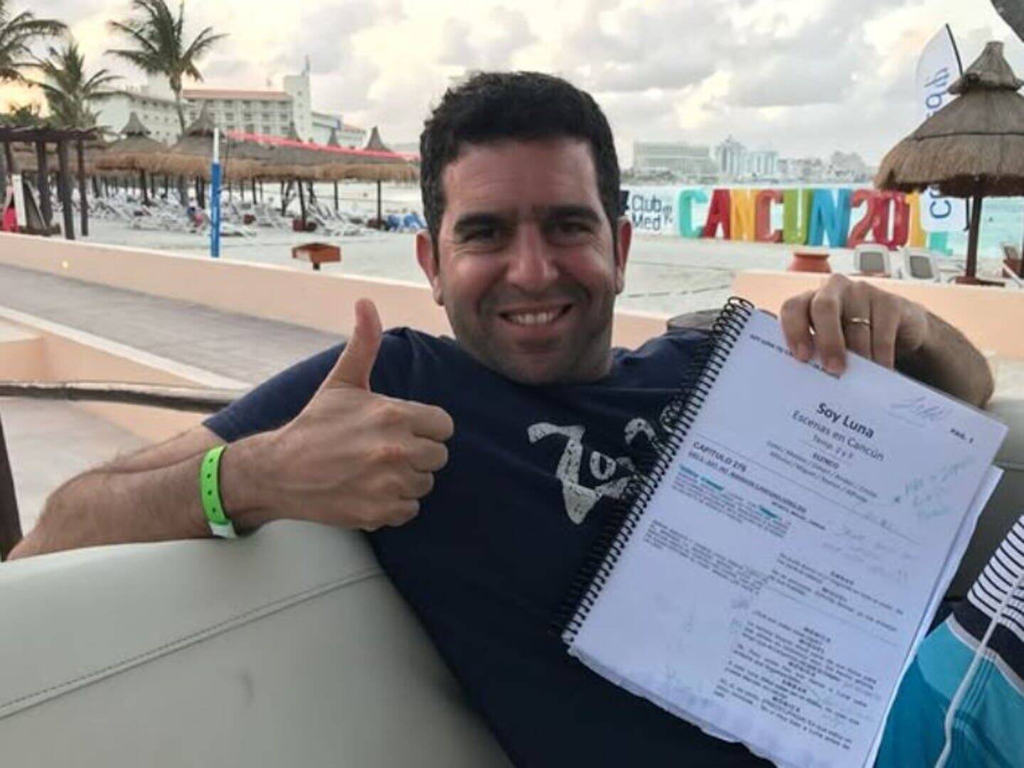 Martín Saban mostrando el guion de la cuarta temporada de 'Soy Luna' en un ambiente al aire libre