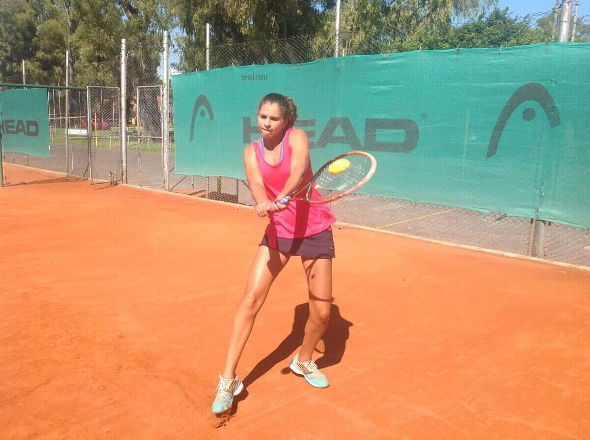 Carla Lucero entrenando en una cancha de tenis en Cagliari, Italia