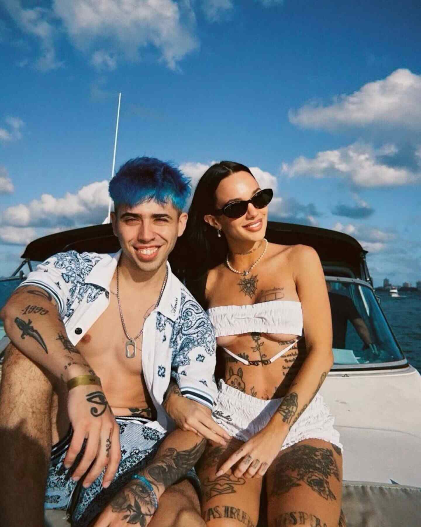 La Joaqui y Luck Ra posando en un barco bajo el sol