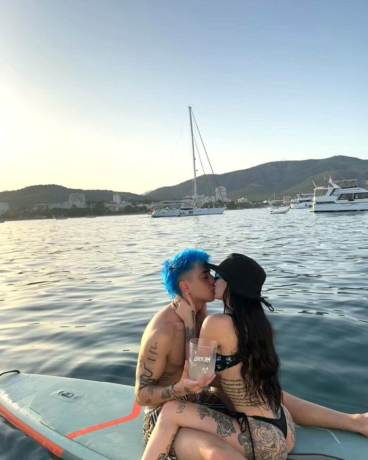 La Joaqui y Luck Ra se besan en una tabla de paddle surf en el mar