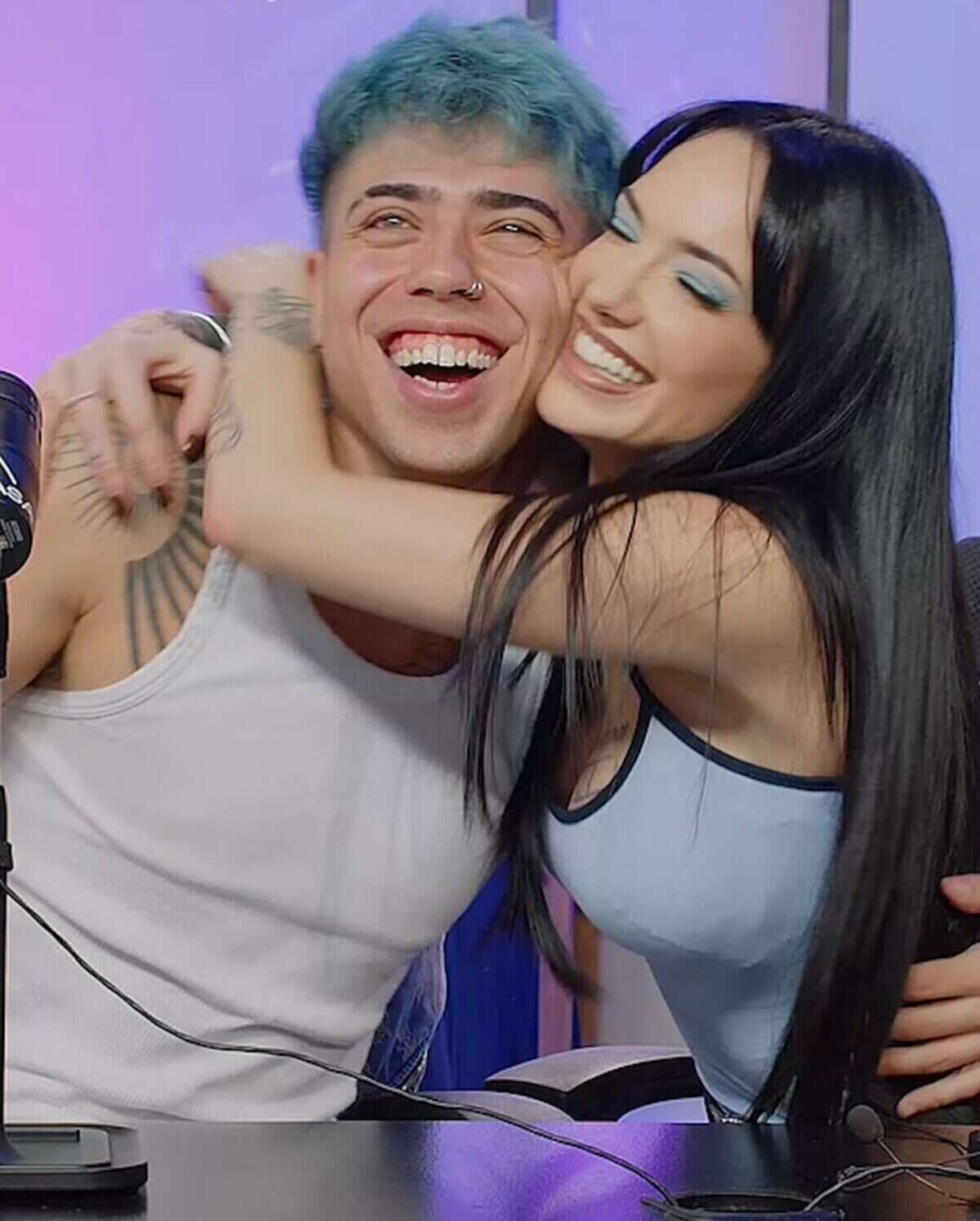 La Joaqui y Luck Ra sonriendo y abrazándose en un estudio de grabación