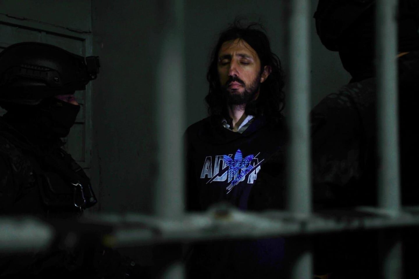 Pablo Laurta, acusado de femicidios, en una celda con rejas
