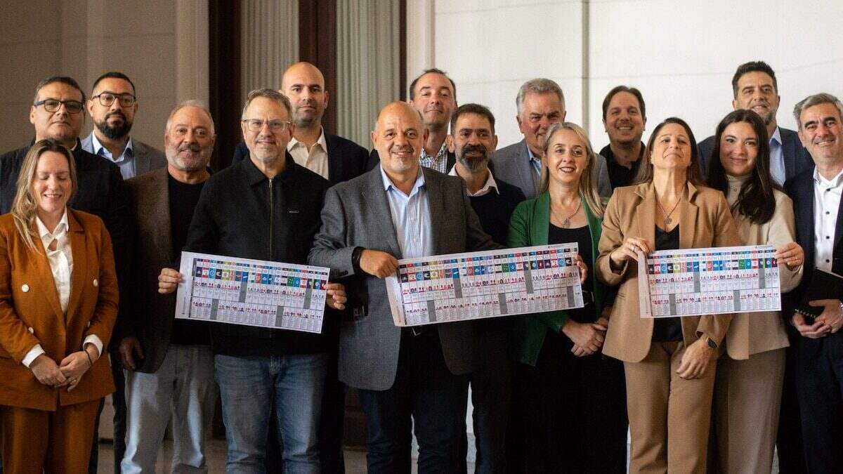 Grupo de representantes de La Libertad Avanza en una conferencia de prensa en Buenos Aires