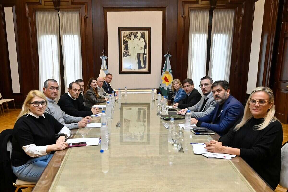 Reunión del partido Libertad Avanza en Buenos Aires sobre la reelección indefinida de intendentes