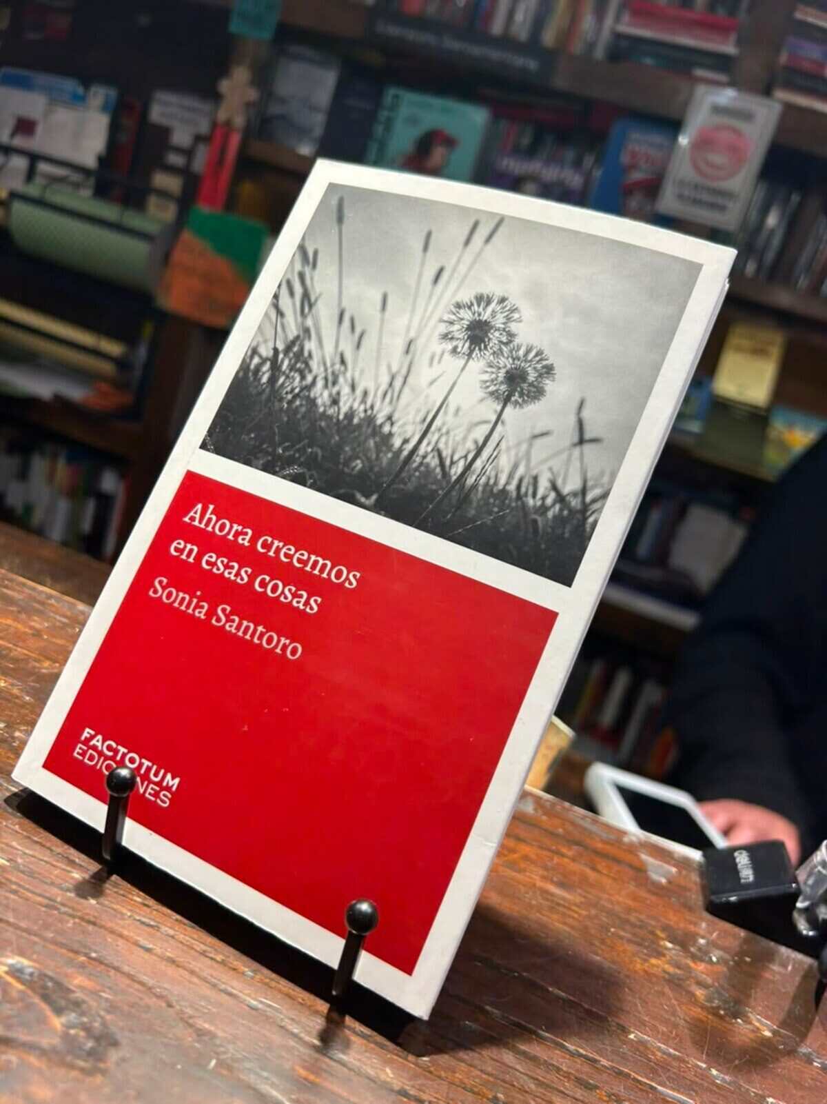 Portada del libro 'Ahora creemos en esas cosas' de Sonia Santoro en una mesa de librería