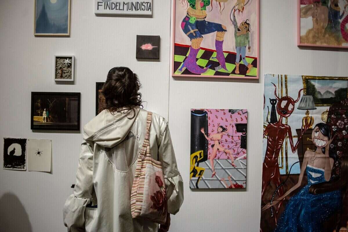 Visitante observando obras de arte en la MicroFeria de Rosario