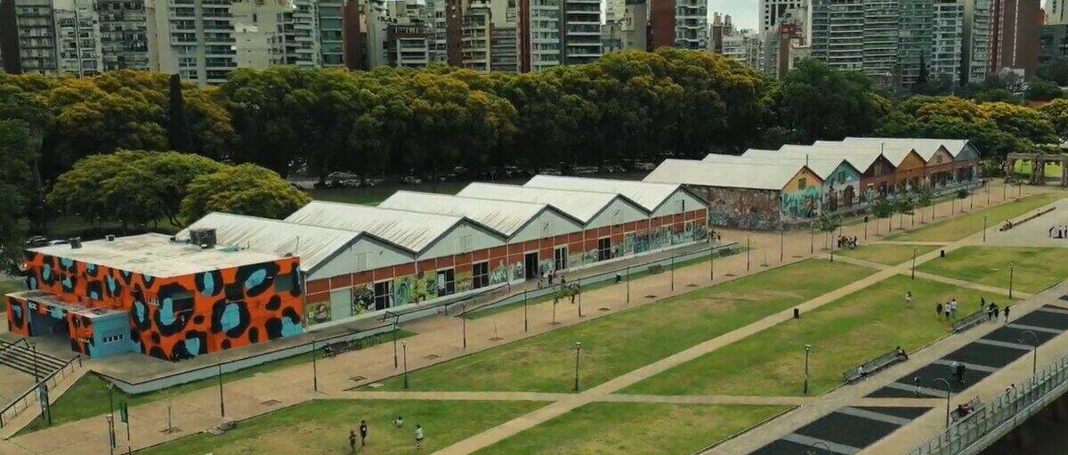 Vista aérea del Centro de Expresiones Contemporáneas en Rosario durante la MicroFeria