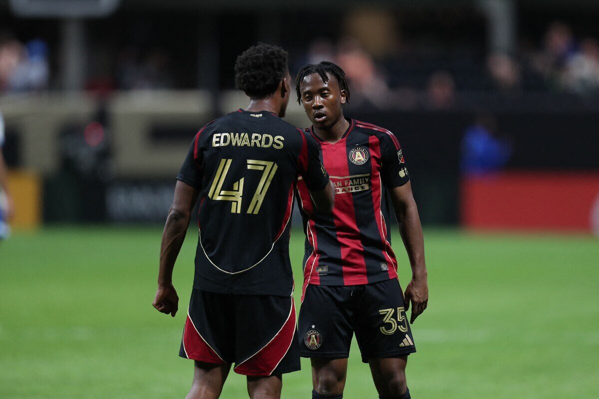 Jugadores del Atlanta United discutiendo en el campo durante un partido de la MLS