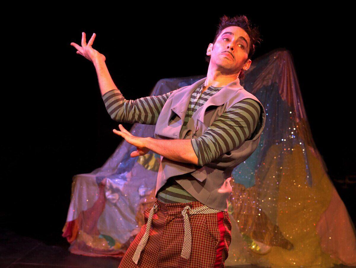 Actor en escena de la obra infantil 'Me acuerdo, me acuerdo' con vestuario colorido