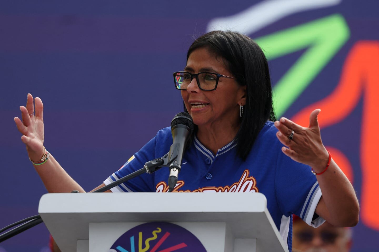 Funcionaria venezolana hablando en un evento sobre la reconstrucción tras los terremotos