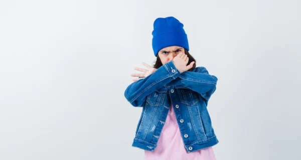 Niño con otitis en invierno