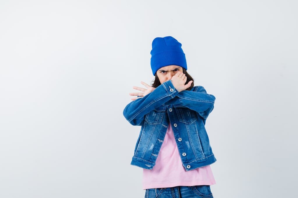 Niño con otitis en invierno