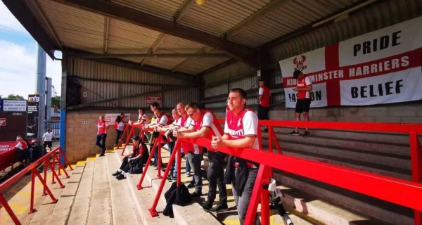 Aficionados noruegos del Kidderminster Harriers en su peña
