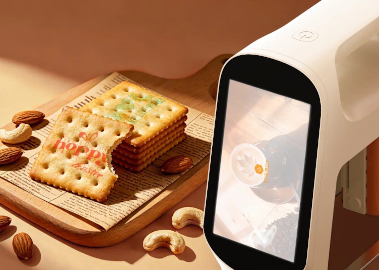 Dispositivo PrintPen de Evebot imprimiendo arte comestible en galletas y café