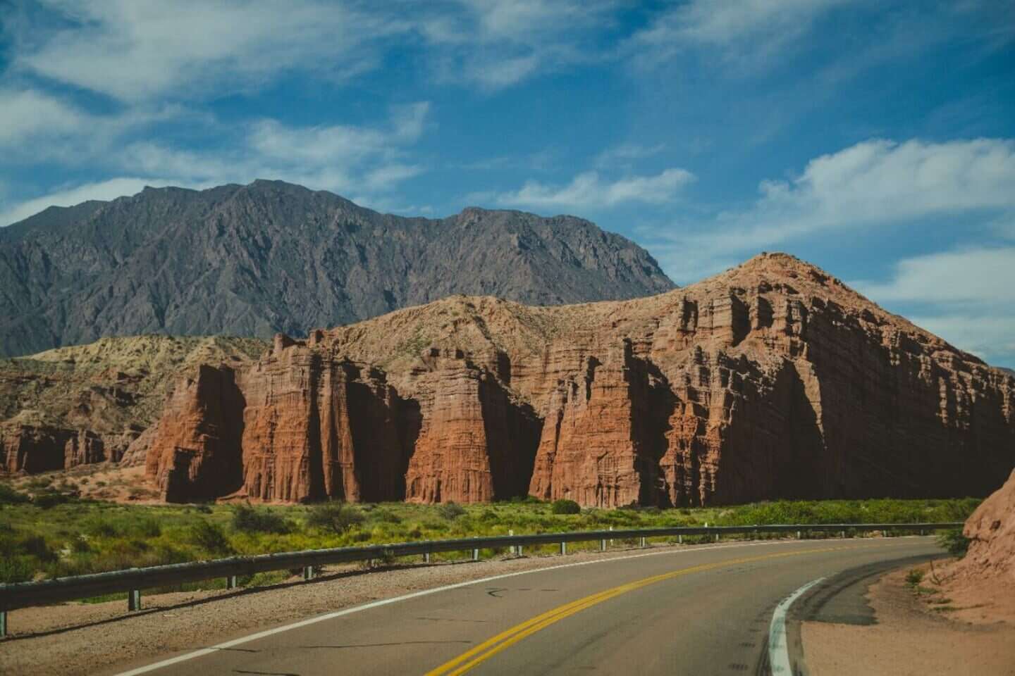 Ruta escénica en la Quebrada de las Conchas, Salta, con montañas rojizas al fondo