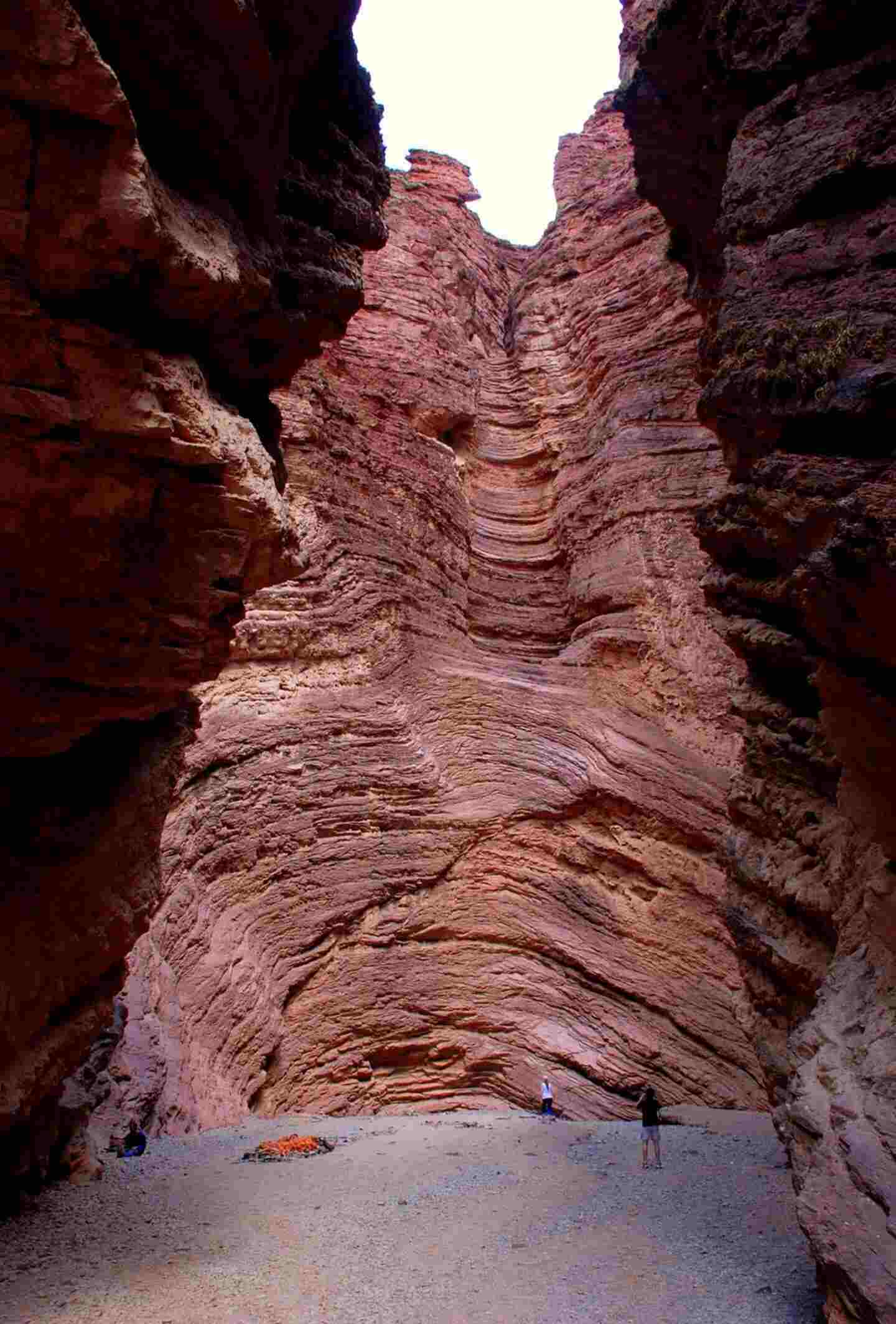 Vista de la Quebrada de las Conchas en Salta, Argentina, con formaciones rocosas rojizas