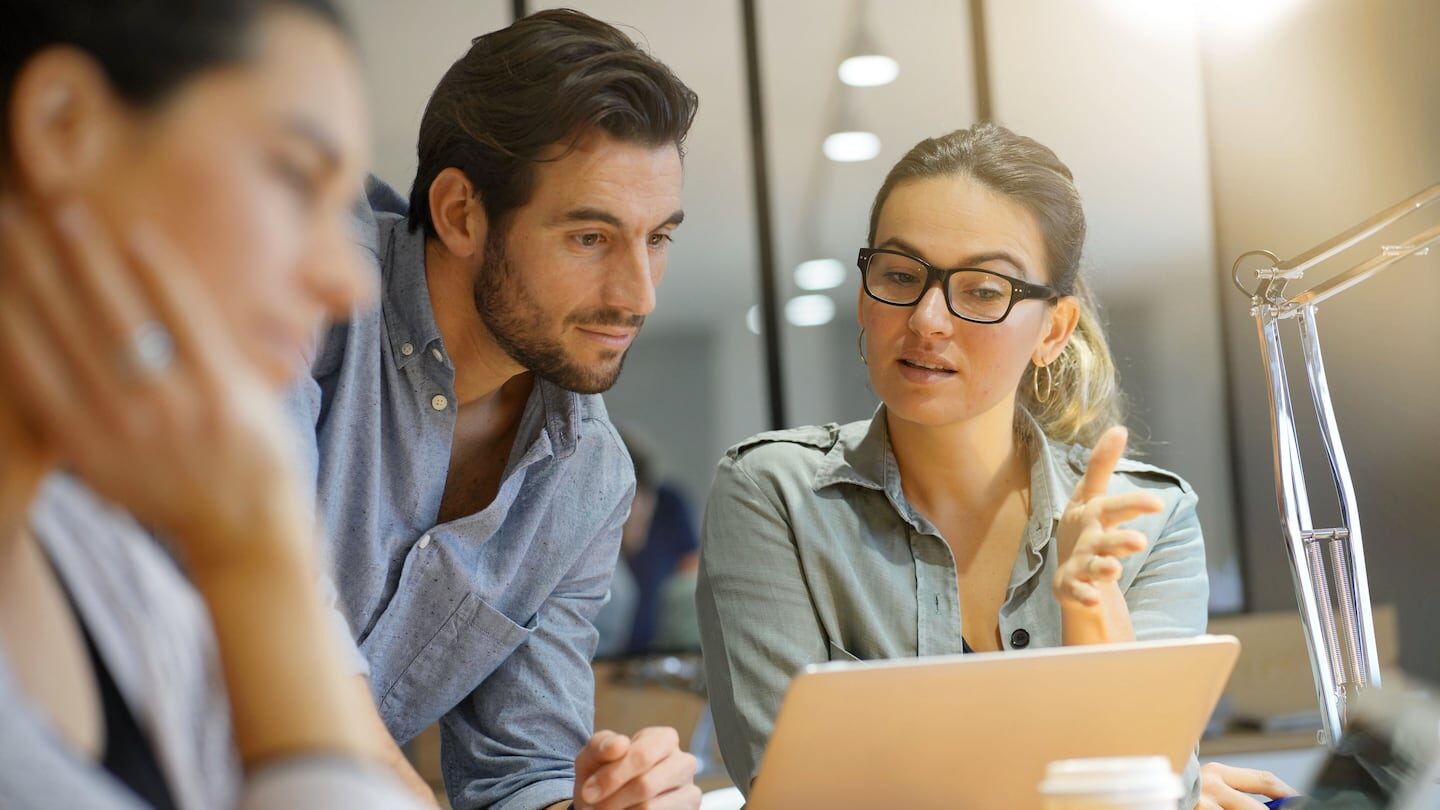 Grupo de personas discutiendo sobre liderazgo en una reunión