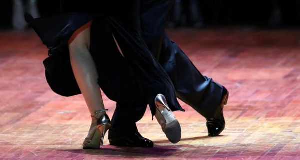 Bailarines de tango en una milonga en Buenos Aires