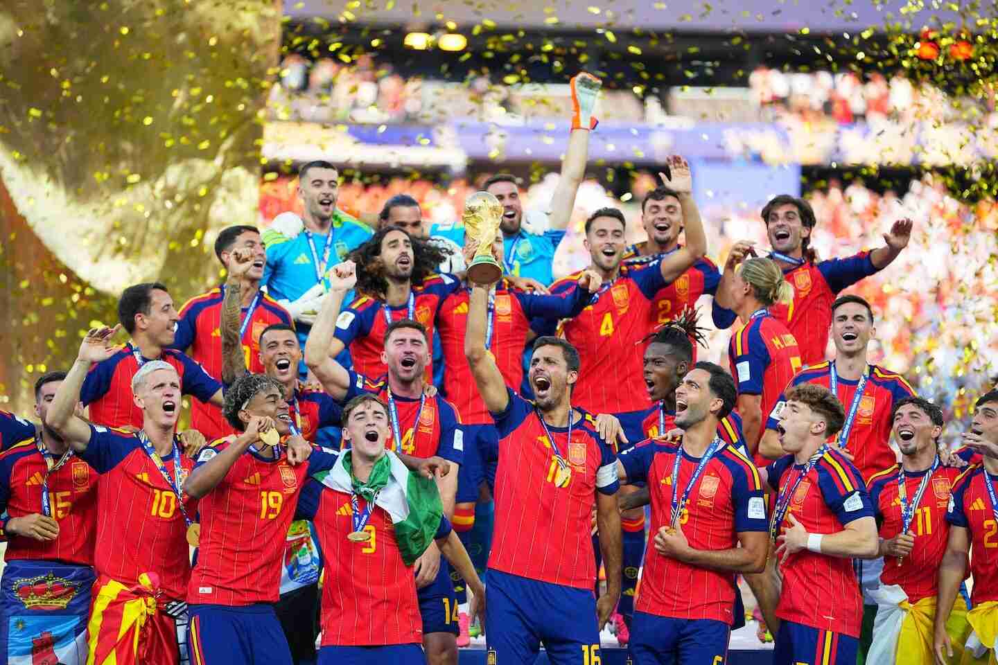 Jugadores de la selección española celebrando con el trofeo de la Copa del Mundo