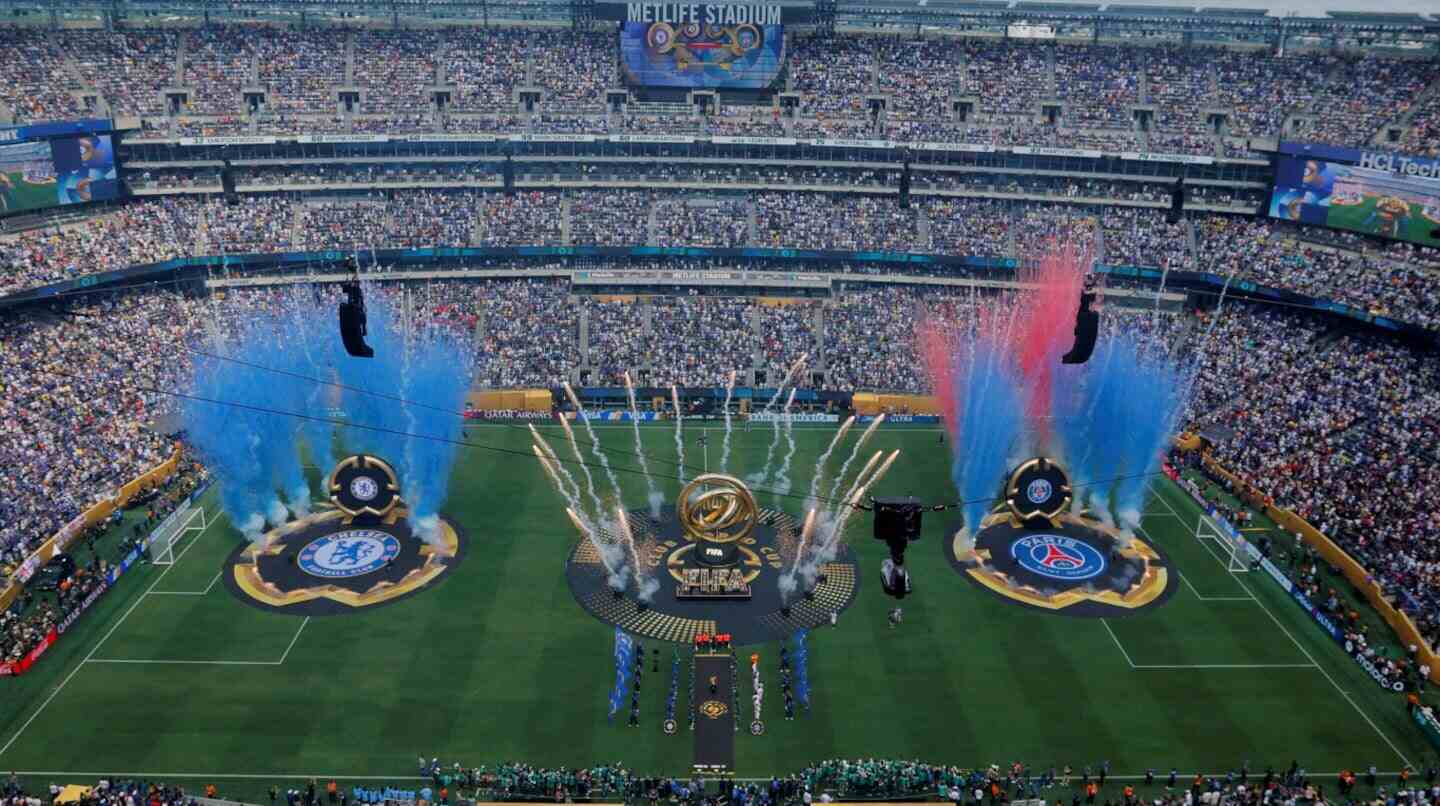 Espectacular ceremonia de apertura en un estadio lleno durante un evento de fútbol