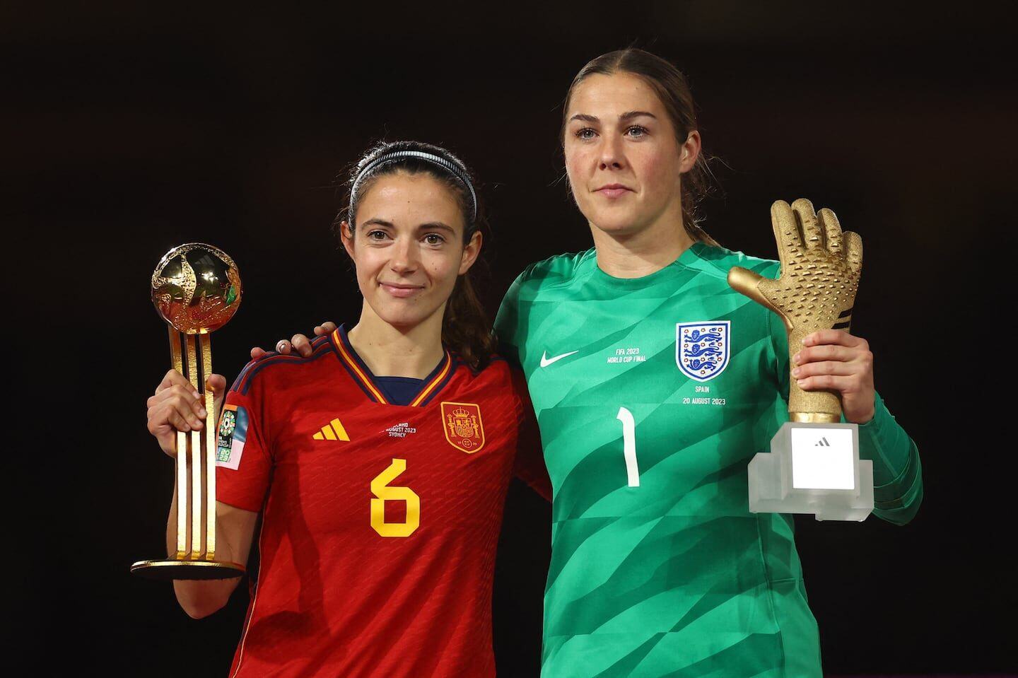 Jugadoras de fútbol de España e Inglaterra posan con trofeos tras un torneo