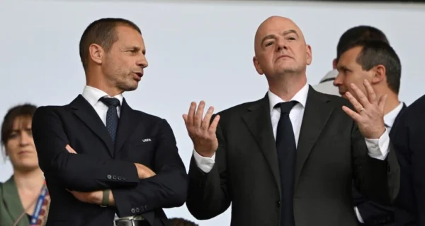 Logo de la UEFA y la FIFA en conflicto