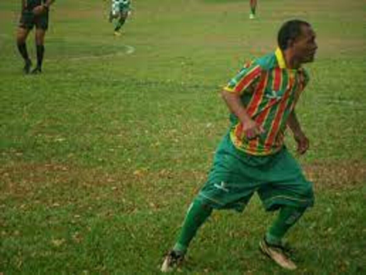Bimbinha, el futbolista más bajo de la historia, jugando en el campo