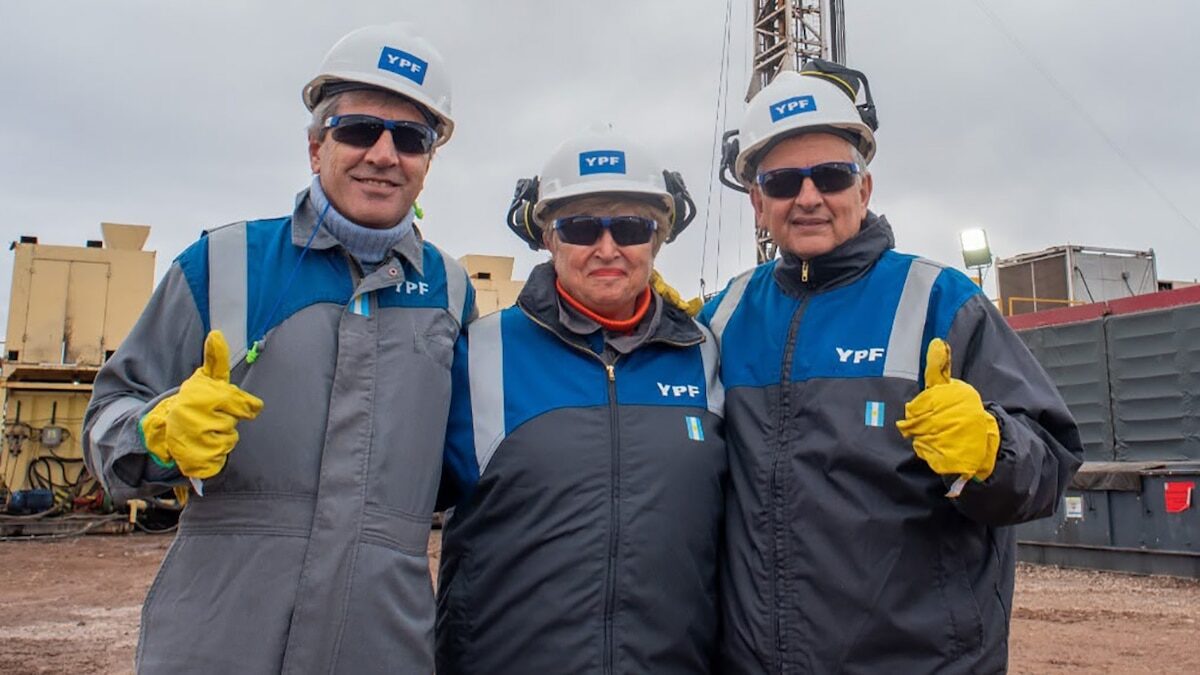 Tres trabajadores de YPF en el yacimiento de Loma Campana, Vaca Muerta, durante la visita de Kristalina Georgieva