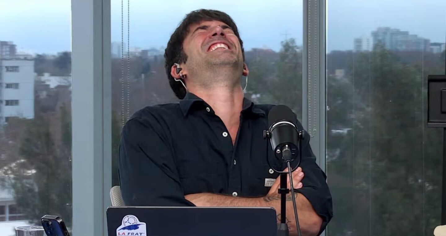 Pedro Rosemblat riendo durante un programa en vivo tras un chiste de Lali Espósito