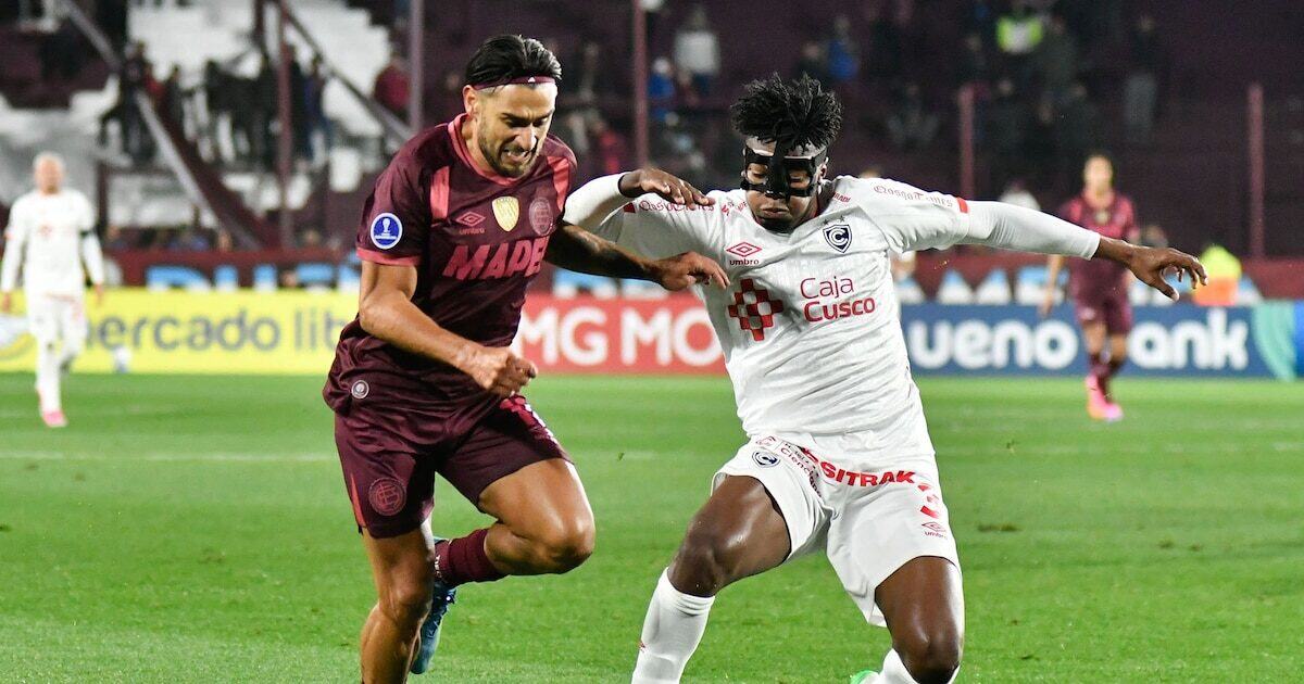 Lanús en acción durante un partido de la Copa Sudamericana