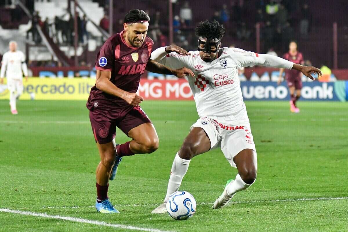 Jugadores de Lanús y Cienciano compiten por el balón en un partido de la Copa Sudamericana