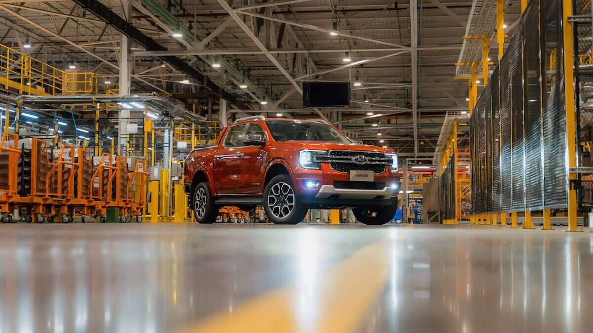 Camioneta Ford en planta de producción