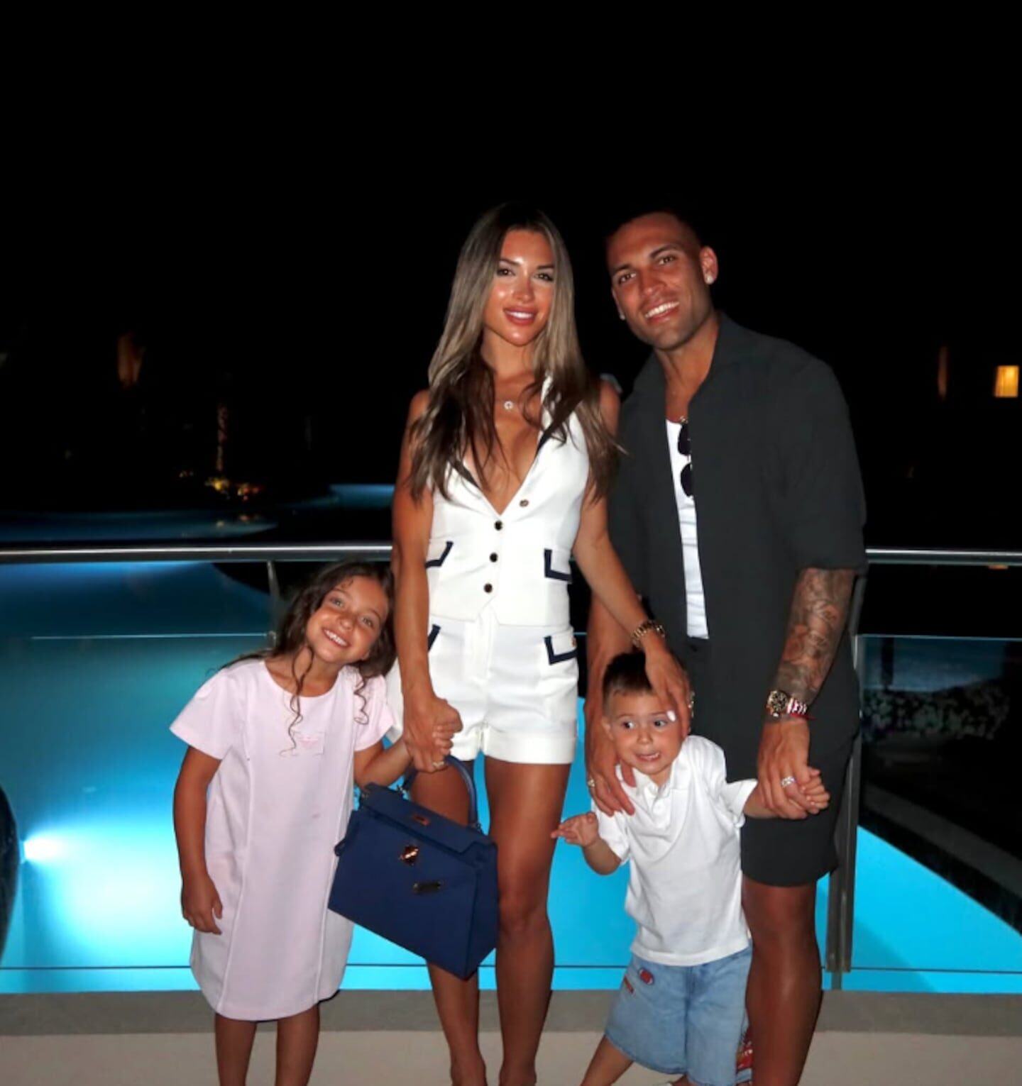 Lautaro Martínez y su familia en Mykonos durante sus vacaciones