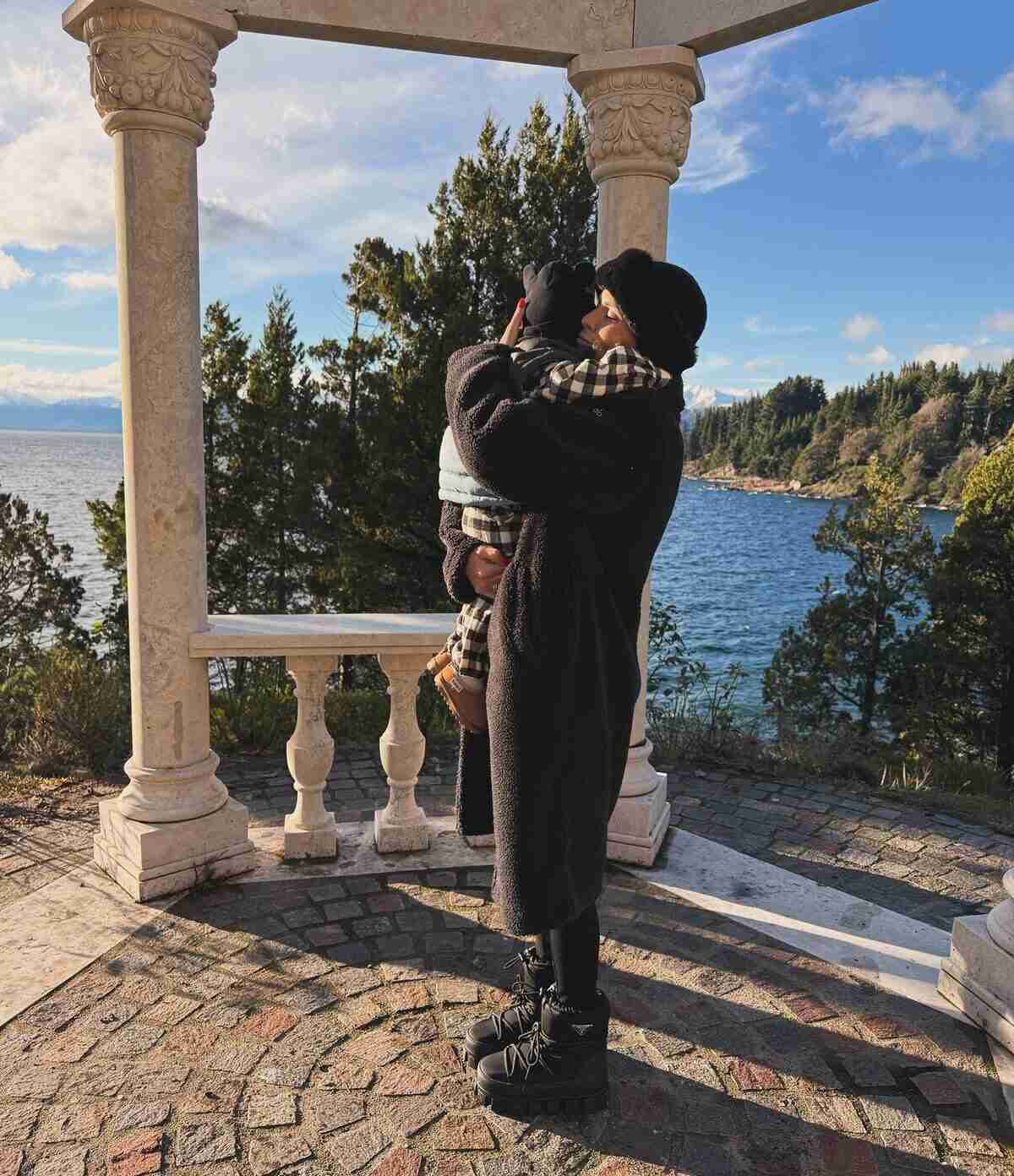 Leandro Paredes sostiene a su hijo en un paisaje de Bariloche junto al lago