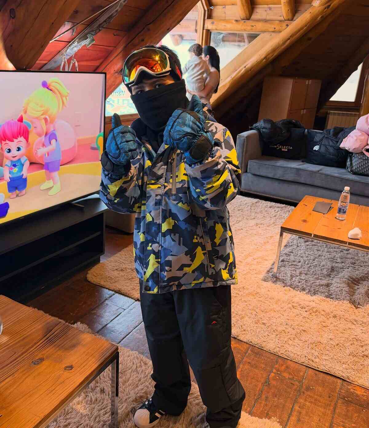 Leandro Paredes vestido con ropa de esquí en una cabaña en Bariloche