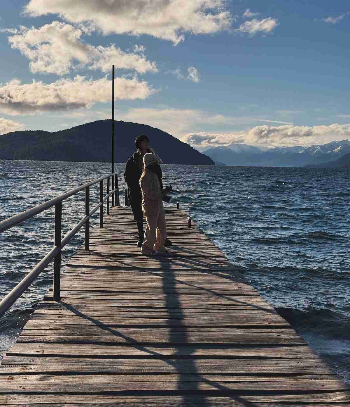 Leandro Paredes y su familia en un muelle de Bariloche