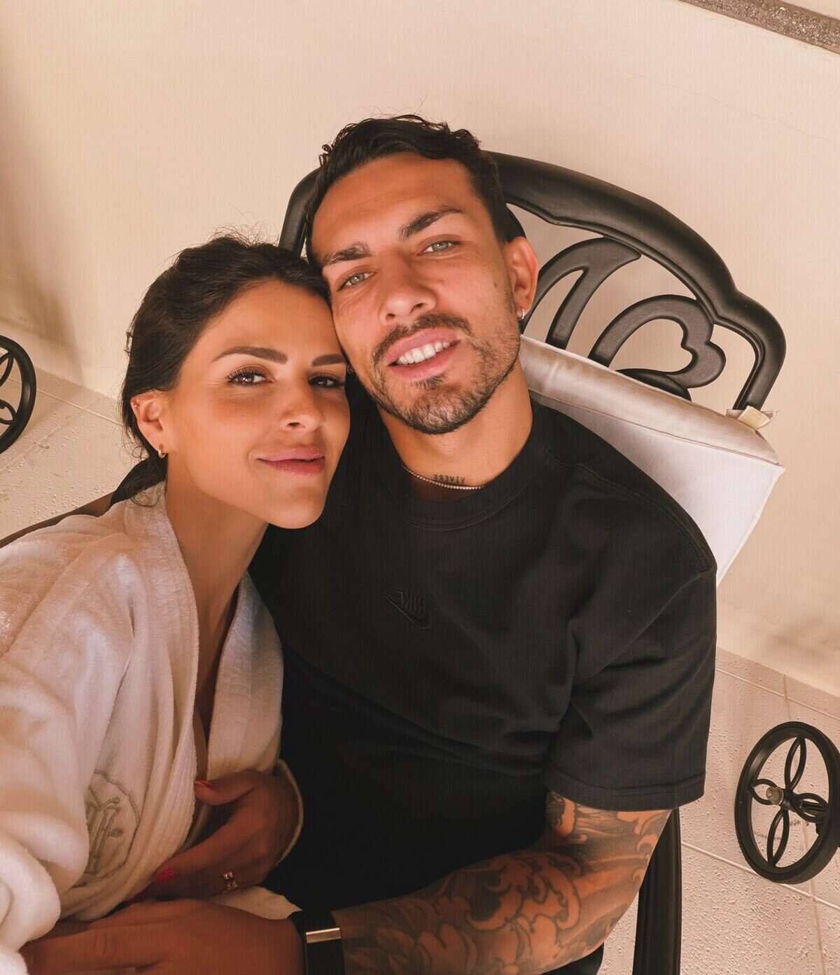 Leandro Paredes y su pareja disfrutando de un momento familiar en Bariloche