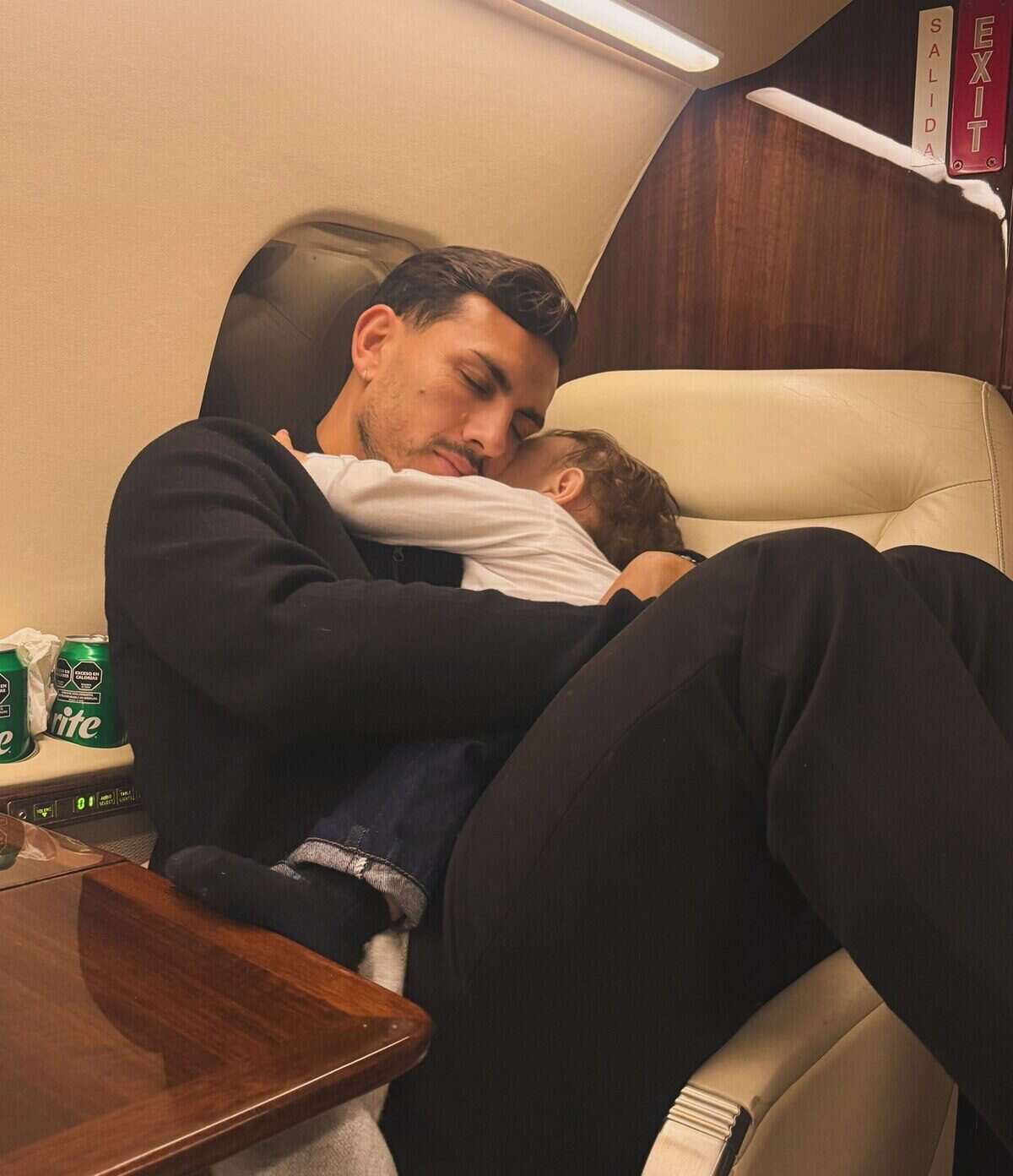 Leandro Paredes abrazando a su hijo en un avión privado