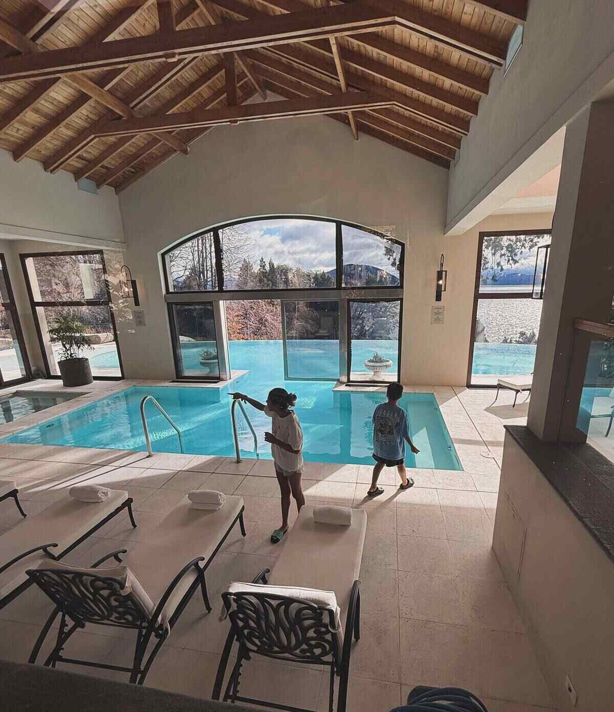 Interior de una casa con piscina y vista al lago en Bariloche