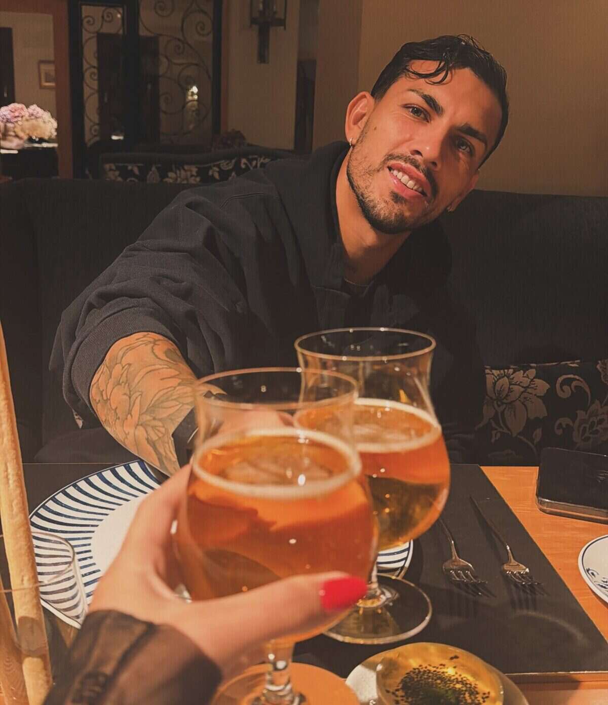 Leandro Paredes brindando con su familia en un restaurante de Bariloche