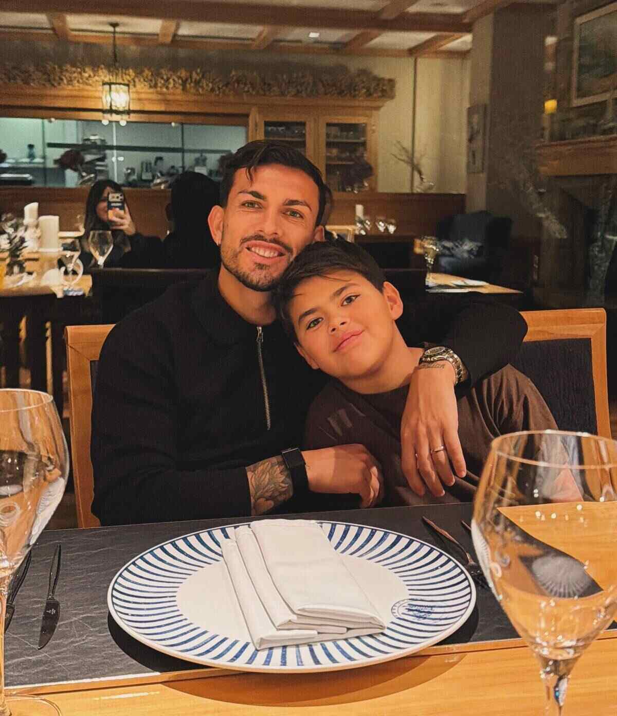Leandro Paredes y su hijo disfrutando de una cena en Bariloche
