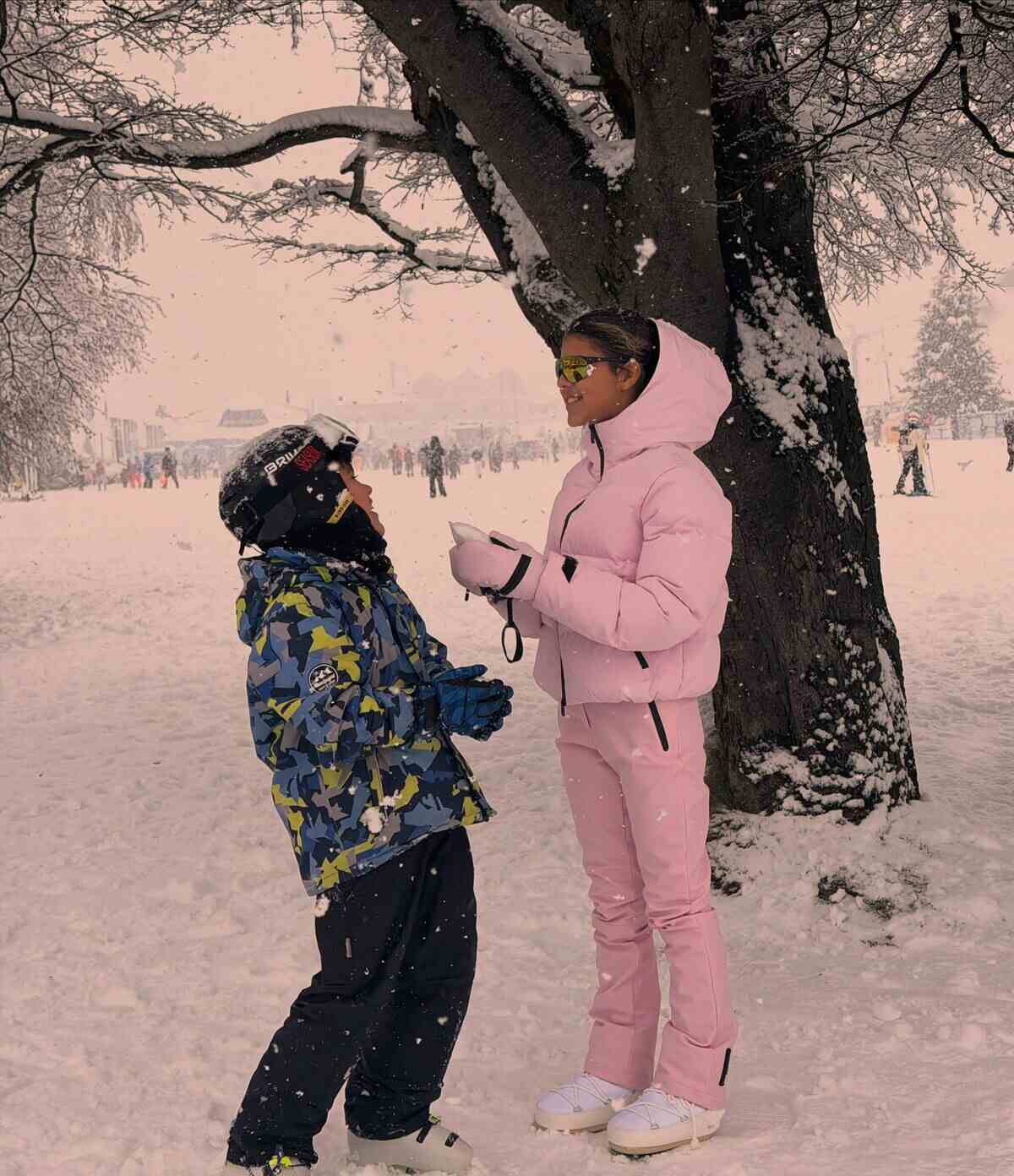 Niños disfrutando de la nieve en Bariloche durante un viaje familiar