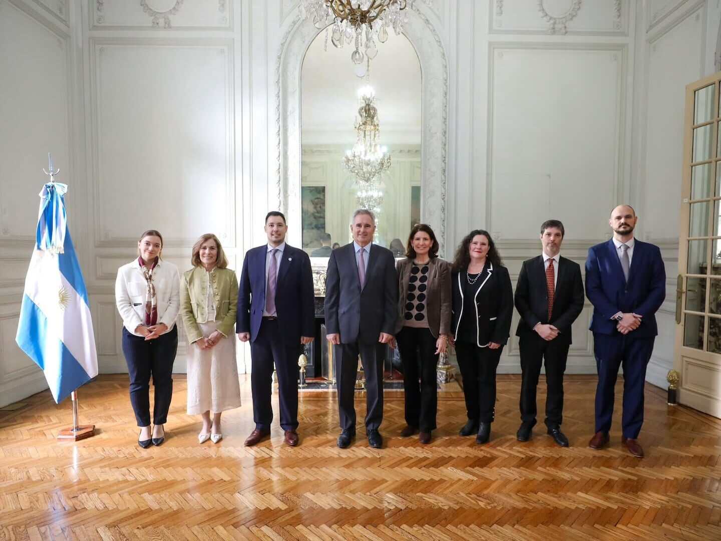 Legisladores argentinos posan en un foro sobre baja natalidad y familia en la Legislatura porteña