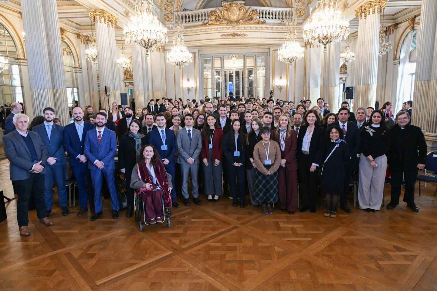 Grupo de legisladores argentinos en un foro sobre baja natalidad y políticas familiares