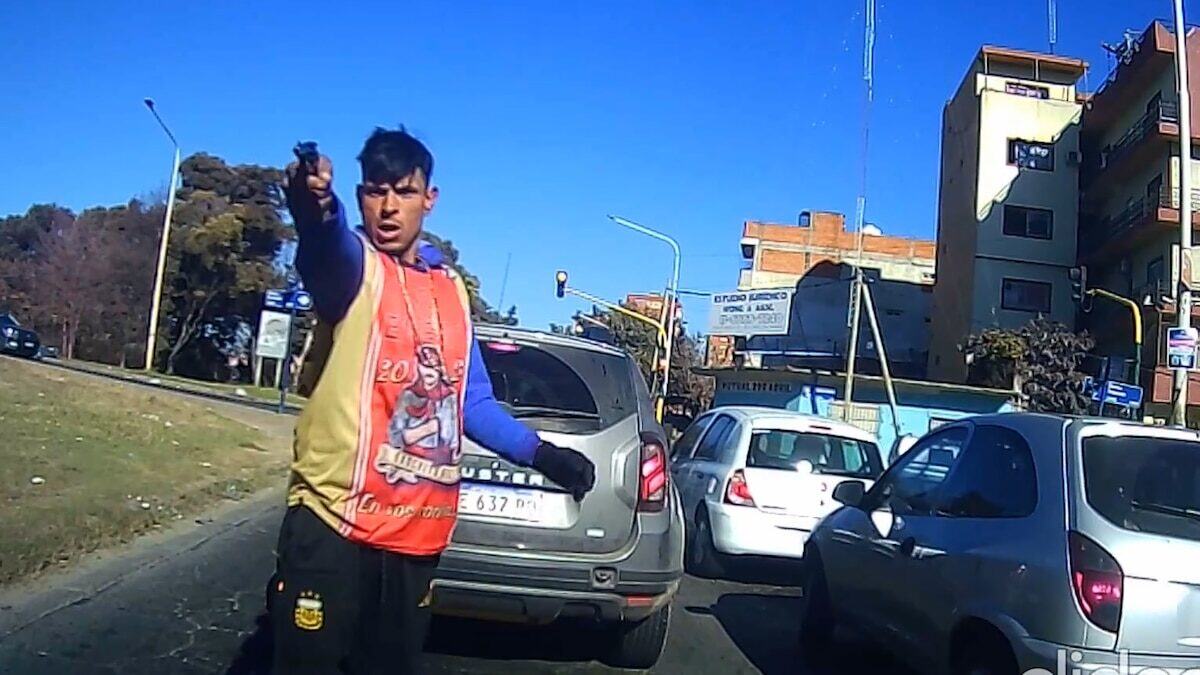 Hombre armado apuntando con una pistola en una calle de La Matanza