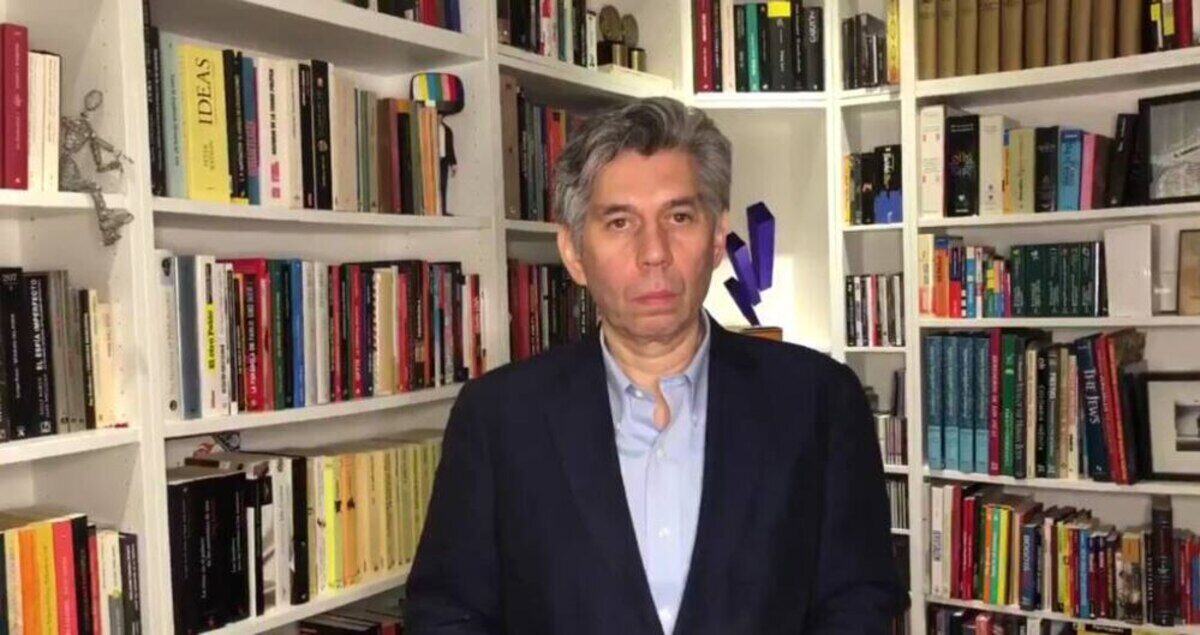 Leila Guerriero en su hogar rodeada de libros, recibiendo el Premio María Moors Cabot