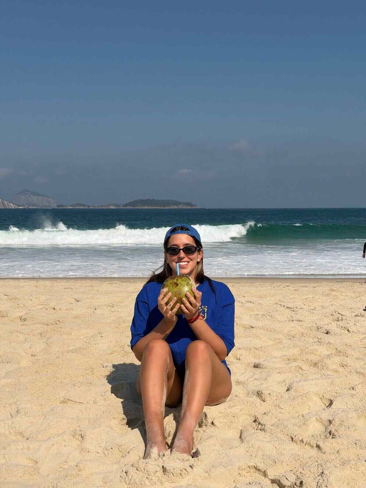 Leticia Siciliani disfrutando de una bebida en la playa de Río de Janeiro