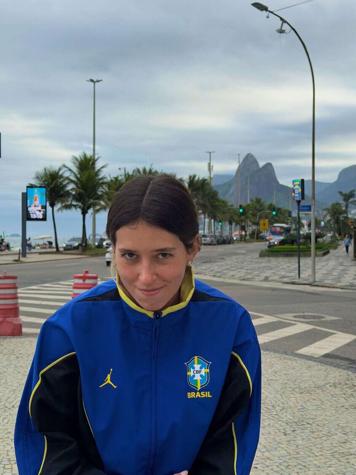 Leticia Siciliani luciendo una chaqueta azul de Brasil en Río de Janeiro