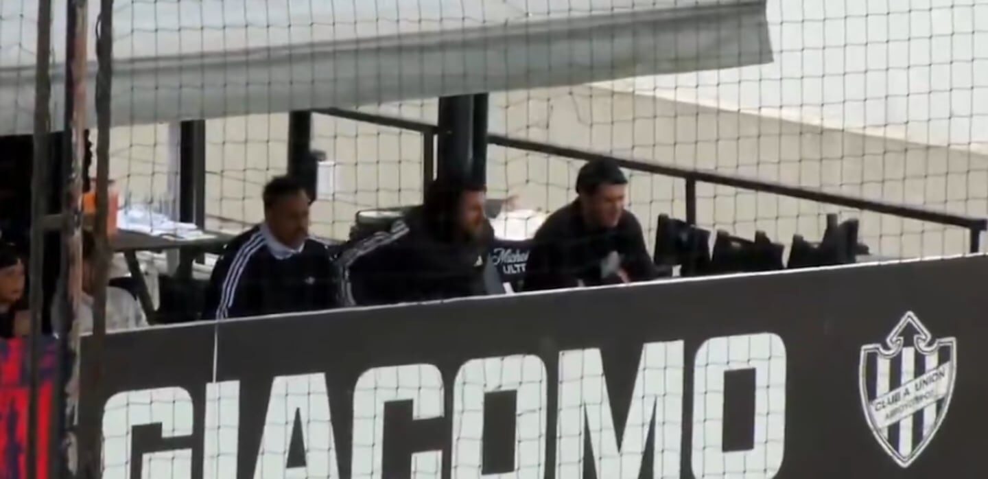 Lionel Messi en la tribuna durante un partido del club Leones de Rosario