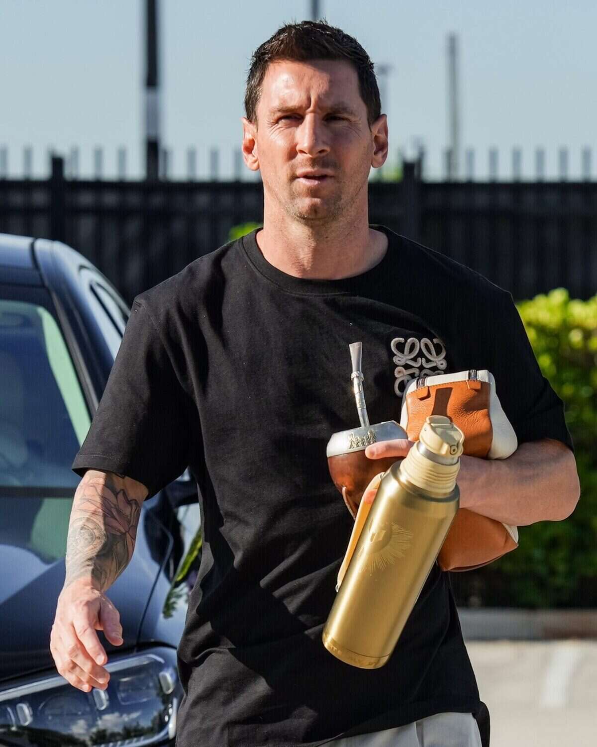 Lionel Messi llegando a los entrenamientos de Inter Miami con un termo y un mate